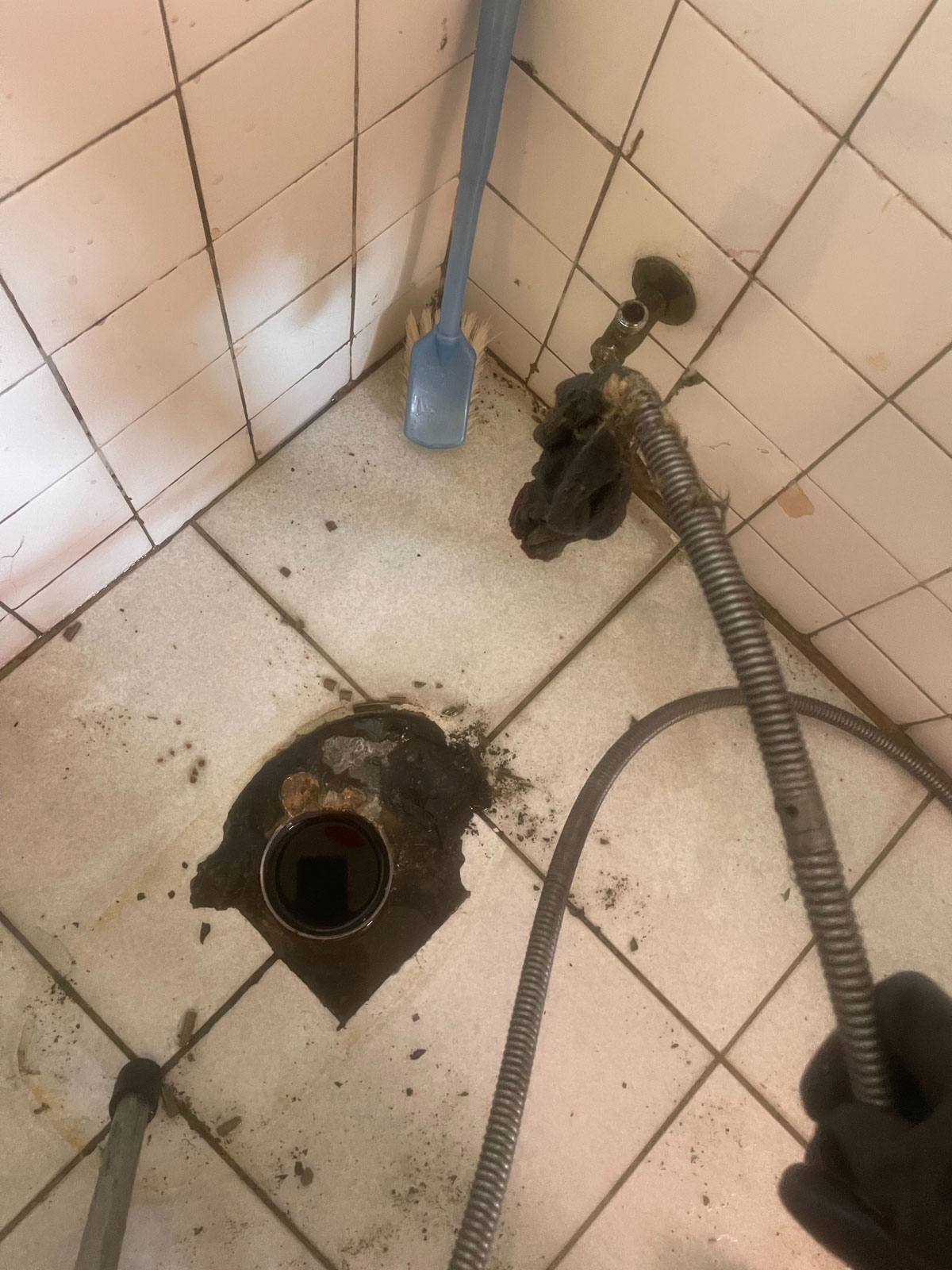 宜蘭市大福路一段馬桶下水管被手套和濕紙巾堵住